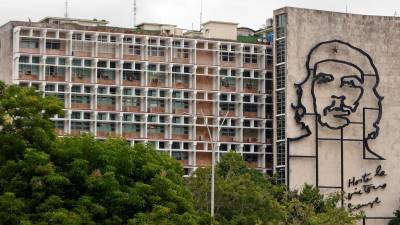 Fotografía donde se observa el edificio del Ministerio del Interior de Cuba (Minint) con la imagen del guerrillero argentino-cubano Ernesto 'Ché' Guevara este viernes, en la plaza de la Revolución en La Habana (Cuba).
