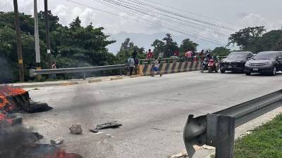 Los manifestantes exigen reubicación adecuada ante la construcción de un retorno en esta zona.