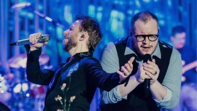 El dúo Sin Bandera regresa a los escenarios con una propuesta que no solo revive su esencia romántica, sino que también reafirma una identidad estética: la elegancia casual con tintes contemporáneos. En su más reciente gira, el llamado “Escenas Tour” 2026, la imagen de Leonel García y Noel Schajris evoluciona hacia una sofisticación discreta que conecta con la madurez de su música.