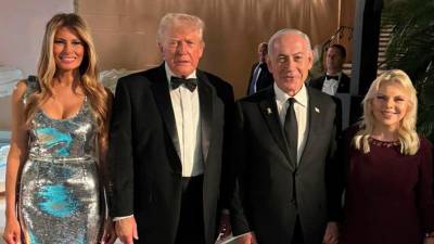 El primer ministro israelí, Benjamín Netanyahu, con su mujer, Sara, ha asistido a la suntuosa fiesta de Nochevieja celebrada por el presidente estadounidense, Donald Trump, en su residencia privada en el estado de Florida, lo que subraya los intensos lazos entre los Gobiernos de ambos países.
