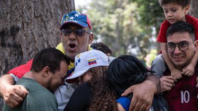 Migrantes se congregaron frente a la embajada de su país en Perú, donde expresaron su emoción con banderas, lágrimas y abrazos tras conocer la noticia de la captura del líder chavista, Nicolás Maduro.