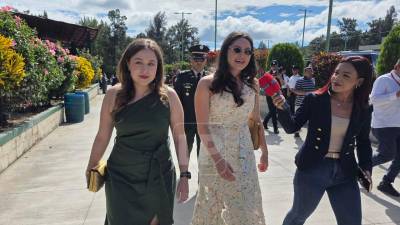 Daniela e Isabela, hijas del expresidente hondureño Juan Orlando Hernández (2014-2018 y 2018-2022), sorprendieron este jueves al presentarse al Campo de Parada Marte, en Tegucigalpa, para presenciar la ceremonia de traspado de mando y retiro de altos oficiales de las Fuerzas Armadas (FFAA).