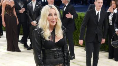 La legendaria Cher continúa consolidándose como una de las artistas más exitosas e influyentes de la industria del entretenimiento. A sus 80 años, la cantante, actriz y empresaria acumula una fortuna estimada en 360 millones de dólares, respaldada por una trayectoria que abarca más de seis décadas.