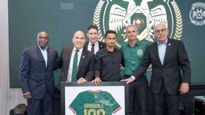 Orinson Amaya recibió un reconocimiento por su trayectoria y liderazgo en el Club Deportivo Marathón.