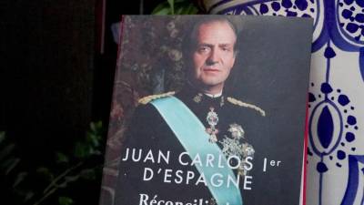 ‘Reconciliación’ es el título del libro de Juan Carlos I que ya está en las librerías francesas, anticipándose a la edición en español y coincidiendo con el viaje del Emérito a Sanxenxo en Galicia, España. Regreso simbólico a España mientras sus memorias sacuden la monarquía. En el libro critica a su hijo: ‘Como rey, firme; como hijo, insensible’.