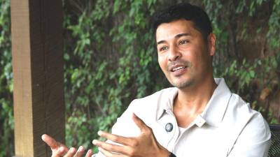 Para mí siempre había sido una ilusión poder regresar a Honduras y colaborar con artistas nacionales; de alguna manera, traer un poco de todo lo que he aprendido fuera, compartirlo aquí y aportar al cine nacional, expresó Dennis Mencía.