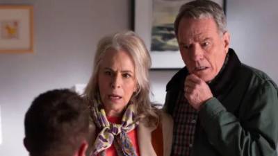 Frankie Muniz (de espaldas a la cámara), Jane Kaczmarek y Bryan Cranston en 'Malcolm in the Middle: La vida sigue siendo injusta'. Disney/David Bukach