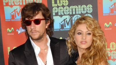 La relación entre la cantante Paulina Rubio y el empresario español Nicolás Vallejo-Nágera, conocido como Colate, ha estado marcada durante más de una década por disputas legales relacionadas con su hijo en común. Tras su divorcio en 2014, ambos han enfrentado diversos procesos judiciales que han sido interpretados por la opinión pública como una batalla por la custodia del menor.