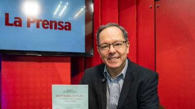 Rafael Delgado Elvir y su libro José Cecilio del Valle: El político del estudio y la acción, en el estudio de Diario La Prensa.