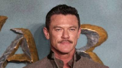 Mientras The Rocky Horror Show se prepara para volver a hacer el “Time Warp” con su reposición en Broadway a cargo de la Roundabout Theatre Company, la revista Vogue reveló las primeras imágenes de su elenco. Luke Evans, cantante y actor, famoso por sus roles de Drácula y Gastón en el live action de La Bella y la Bestia de Emma Watson, encabeza el elenco estelar.