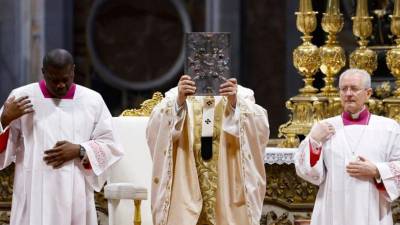 El papa León XIV inició los ritos de su primera Semana Santa como pontífice con la celebración de la Misa Crismal de Jueves Santo en la basílica de San Pedro.