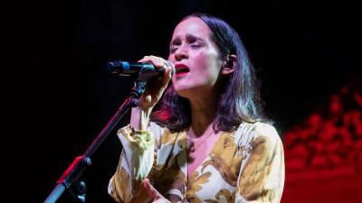 Lo que fue concebido como una iniciativa cultural vinculada al Mundial de 2026 terminó transformándose en un fenómeno viral. La canción La Niña Futbolista, interpretada por Julieta Venegas, ha provocado una avalancha de memes, comentarios y debates que colocaron a la cantautora mexicana en el centro de la conversación digital.