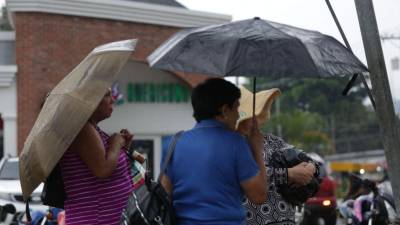 Capitalinas durante un día lluvioso.