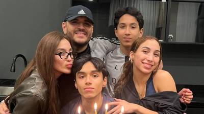 El cantante mexicano Alfredo Ríos, conocido artísticamente como El Komander, atraviesa uno de los momentos más dolorosos de su vida familiar tras confirmarse el fallecimiento de su hijo menor, José Eliseo Ríos Ávila. La noticia fue comunicada el viernes 30 de octubre a través de las redes sociales del intérprete de música regional mexicana, quien también dedicó unas sentidas palabras al pequeño durante su velorio.
