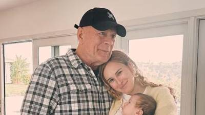 La actriz Rumer Willis compartió nuevos detalles sobre la relación que mantiene con su padre, Bruce Willis, luego del diagnóstico de demencia frontotemporal que recibió el actor en 2023. Sus declaraciones ofrecieron una mirada íntima sobre cómo la enfermedad ha transformado la dinámica familiar.