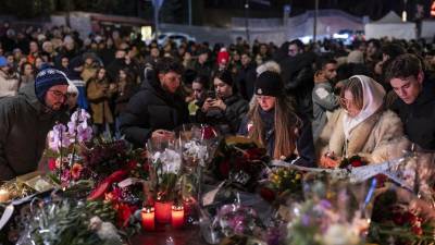 Una de las principales hipótesis sobre el incendio que arrasó un bar durante la celebración de Nochevieja en la estación de esquí de Crans Montana apunta a que el fuego se habría originado a partir de un elemento utilizado durante la celebración, según informó este martes la fiscal Beatrice Pilloud.