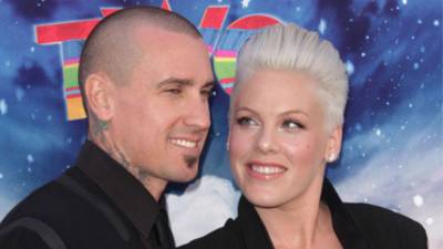 “Si no lo oyes de mí, no creas lo que dicen”. Con esa frase, Pink desmintió los rumores de divorcio que circularon esta semana sobre su matrimonio con Carey Hart. La noticia se propagó con rapidez en redes sociales, donde seguidores se preguntaban si una de las parejas más longevas del espectáculo realmente había puesto fin a su relación.