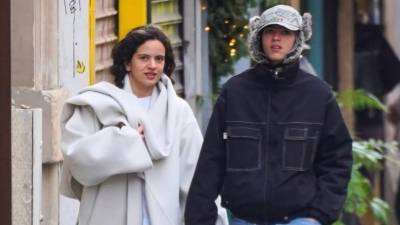 La cantante Rosalía, una de las estrellas más relevantes del pop global, ha sido vista en público con Loli Bahía, una joven modelo francesa de 23 años que ha logrado destacar en la industria de la moda internacional.