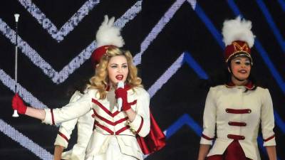 Madonna volvió a colocarse en el centro de la conversación pública, esta vez por sus críticas al uso de teléfonos móviles durante los conciertos. La artista estadounidense cuestionó la necesidad de grabar cada instante de los espectáculos y defendió la importancia de vivir las experiencias en tiempo real, sin la intermediación constante de una pantalla.