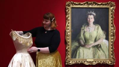 La Galería del Rey, ubicada junto al palacio de Buckingham, acoge la exposición más completa dedicada al vestuario de la reina Isabel II, con motivo del centenario de su nacimiento, que se conmemora este mes