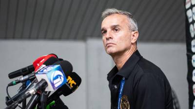 Lavallén dando declaraciones luego de la final ante el Olimpia por el torneo Apertura 2025 de Liga Nacional.