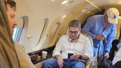 El regreso del expresidente Juan Orlando Hernández a Honduras tras ser indultado por Donald Trump continúa generando reacciones. Tras arribar el pasado domingo 26 de julio al aeropuerto internacional de Palmerola en un vuelo privado procedente de Estados Unidos, surgieron interrogantes sobre quién financió el traslado y cuál fue el costo estimado de la operación.