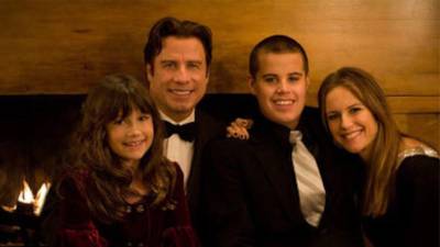 John Travolta junto a su esposa e hijos.
