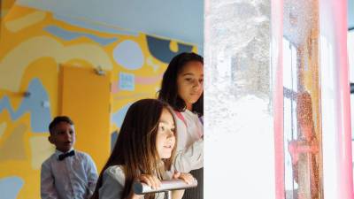 Los museos y las experiencias interactivas acercan el aprendizaje a la realidad. Cuando un niño observa, toca, compara o formula hipótesis, deja de ser un espectador y empieza a construir conocimiento con sentido.