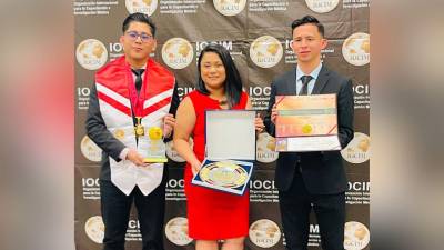 Sergio Sabillón, Beatriz Sorto y Edi Valle, representantes del Centro Formador de Enfermería Los Zorzales durante el evento de premiación de la IOCIM.
