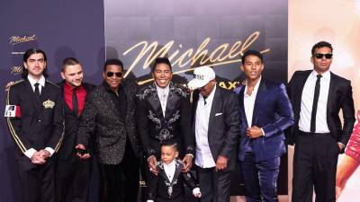 La familia de <b>Michael Jackson</b> volvió a reunirse públicamente en una ocasión especial: el estreno mundial de <i><b>Michael</b></i>, la esperada película biográfica sobre el icónico artista. El evento tuvo lugar el 10 de abril en Berlín y convocó a miles de fanáticos que esperaron en la alfombra roja con atuendos inspirados en el “Rey del Pop”, como chaquetas militares y gafas de aviador.