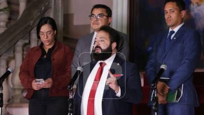 En menos de 33 horas, el presidente del Congreso Nacional, Luis Rolando Redondo, habrá sumado seis intervenciones consecutivas en cadena nacional para reiterar su intención de ordenar un recuento total de votos, una medida que ha generado cuestionamientos sobre su legalidad y pertinencia.