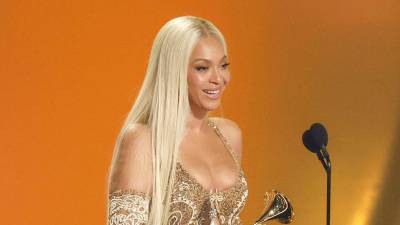 Fotografía de archivo del 2 de febrero de 2025 de la cantante estadounidense Beyoncé recibiendo el Grammy al Mejor Álbum Country durante la 67ª ceremonia anual de los Premios Grammy, en Los Ángeles, Estados Unidos.
