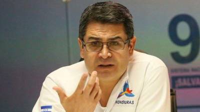 El expresidente de Honduras, Juan Orlando Hernández (JOH), aseguró en entrevista con Roger Stone que el candidato del Partido Nacional, Nasry “Tito” Asfura, es el ganador de las recientes elecciones, y afirmó que Salvador Nasralla y el expresidente Manuel “Mel” Zelaya estarían dialogando nuevamente con el objetivo de revertir el resultado electoral.