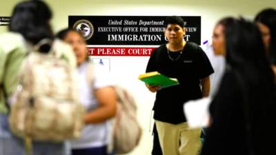 Miles de inmigrantes que dependen de un permiso de trabajo para mantener sus empleos en Estados Unidos podrían enfrentar interrupciones temporales en su autorización laboral, luego de que el Departamento de Seguridad Nacional (DHS, por sus siglas en inglés) ratificara una normativa que elimina las extensiones automáticas de determinados documentos de empleo.