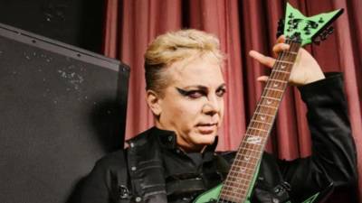 El icono del pop mexicano Cristian Castro lleva 12 años convirtiéndose en Lügh Draculea, el alter ego que construyó para subir a los escenarios en su versión metalera con su grupo La Esfinge.