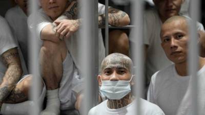 El Centro de Confinamiento del Terrorismo (Cecot) es una megacárcel de máxima seguridad construida por el gobierno de Nayib Bukele en Tecoluca, departamento de San Vicente, El Salvador. Fue diseñada para recluir a integrantes de las pandillas y mantenerlos aislados de sus estructuras criminales. Su capacidad anunciada es de 40,000 internos, una dimensión que la distingue en América.