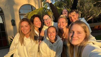 Ashley Tisdale encendió un intenso debate en redes sociales tras publicar en The Cut un ensayo en el que calificó como “tóxico” y “malo” a un grupo de madres famosas del que formó parte. Aunque la actriz evitó mencionar nombres, la conversación pública apuntó rápidamente a figuras como Hilary Duff y Mandy Moore, ambas con amplias trayectorias en la música y la actuación.