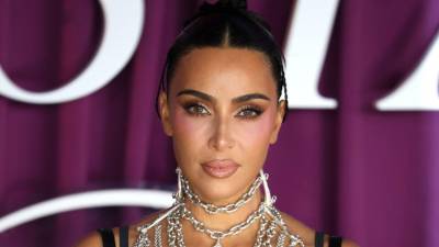 Casi una década después de vivir uno de los episodios más traumáticos de su vida, Kim Kardashian recibió una indemnización simbólica de un euro por el robo a mano armada que sufrió en París en 2016. La decisión fue emitida el martes 15 de septiembre de 2026 por un tribunal francés, en un proceso civil relacionado con el asalto que conmocionó al mundo del entretenimiento.