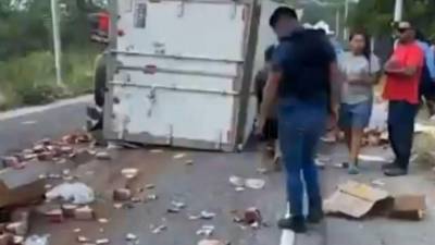 El camión transportaba alimentos, los cuales quedaron dispersos sobre el pavimento tras el impacto.