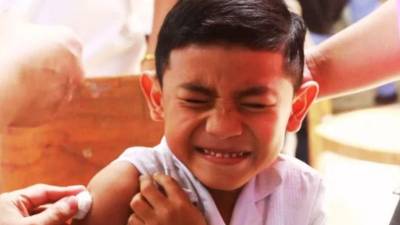 Personal de salud vacuna a niños y adolescentes contra el dengue en el centro básico Centenario José Trinidad Cabañas, en una jornada coordinada con la Regional de Salud Metropolitana de San Pedro Sula para fortalecer la prevención de la enfermedad.