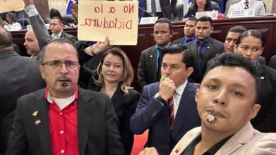 Tras los incidentes ocurridos en el Congreso Nacional durante la sesión del 9 de abril de 2026, la Junta Directiva oficializó la sanción administrativa contra 15 diputados de la bancada de Libertad y Refundación (Libre). Uno de ellos sacó solo 13 mil lempiras y otro ni un centavo.