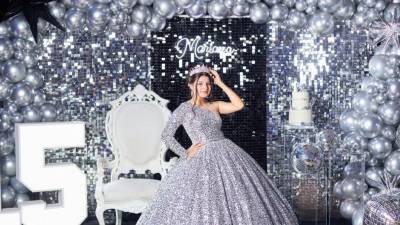 En una noche llena de luces, brillo y alegría, la encantadora y carismática Mariana Beatriz Lara Molina celebró sus esperados quince años con una espectacular fiesta temática disco que reunió a familiares y amigos íntimos en uno de los elegantes salones del Hotel Maya Colonial de San Pedro Sula.