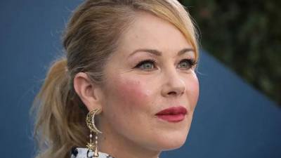 La actriz estadounidense Christina Applegate reveló que los médicos le diagnosticaron erróneamente esclerosis múltiple y afirmó sentirse desconcertada al tener que volver al punto de partida tras años de incertidumbre sobre su estado de salud.