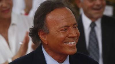 El cantante español Julio Iglesias ha publicado en su perfil de Instagram varios mensajes que supuestamente ha recibido desde WhatsApp de las trabajadoras que le han denunciado por agresión sexual con los que parece querer demostrar su inocencia.
