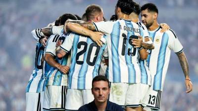 Llegó la hora de la verdad. La vigente campeona del mundo salta a escena en el Mundial 2026 con la misión de revalidar el título conquistado en Catar y comenzar con el pie derecho su camino hacia la defensa de la corona. Así se perfila la posible alineación de la Albiceleste para su estreno frente a Argelia.