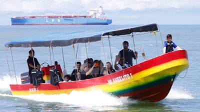 Omoa es uno de los principales destinos turísticos durante la Semana Santa, al ofrecer playas, ambiente familiar y una variada oferta recreativa. Los visitantes pueden disfrutar del mar, paseos en lancha, deportes acuáticos y espacios de descanso.