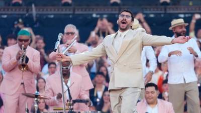 El cantante puertorriqueño Bad Bunny, durante el concierto ofrecido este viernes en el Estadio Olímpico de Barcelona.