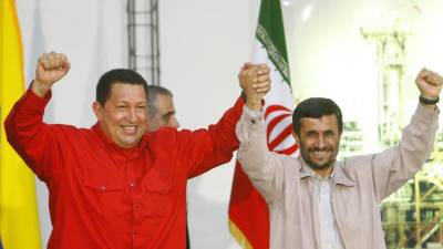 La relación entre Ahmadinejad y Hugo Chávez fue mucho más que un acuerdo comercial; fue una fraternidad ideológica que buscaba socavar, según ellos, la influencia de Estados Unidos en los países del mundo.