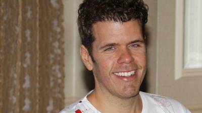 La familia de Perez Hilton confirmó que el reconocido bloguero de espectáculos permanece bajo atención médica luego del incidente ocurrido durante una transmisión en vivo que derivó en la intervención de la policía y su traslado de emergencia a un hospital. De acuerdo con información publicada por TMZ, el creador de contenido también será sometido a una evaluación psiquiátrica como parte del protocolo médico.
