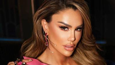 La actriz mexicana Ninel Conde, conocida como el bombón asesino y por sus polémicas, estrena este viernes su reality 'Sin filtro', en el que promete mostrarse más vulnerable que nunca y en el que combate el estigma de las cirugías y procedimientos estéticos que afrontan las mujeres.